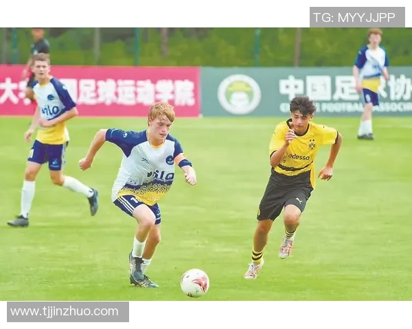 足球明星与小孩的温馨互动瞬间展现梦想与希望的交汇 足球明星与小孩的温馨互动瞬间展现梦想与希望的交汇